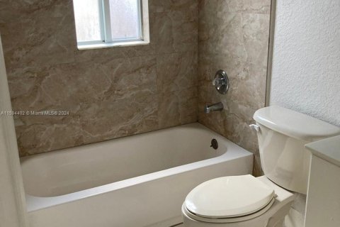 Townhouse in Doral, Florida 4 bedrooms, 140 sq.m. № 1187149 - photo 11