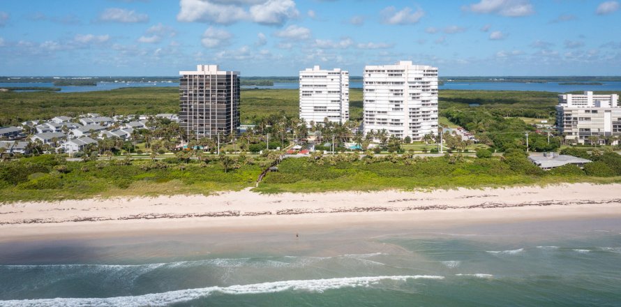 Condominio en Hutchinson Island South, Florida, 3 dormitorios  № 1155898