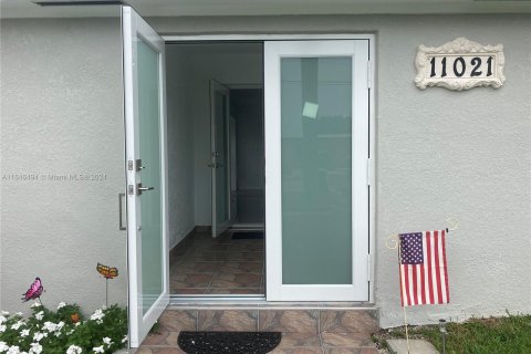 House in Miami, Florida 3 bedrooms, 124.12 sq.m. № 1329652 - photo 5