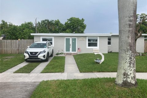 House in Miami, Florida 3 bedrooms, 124.12 sq.m. № 1329652 - photo 1