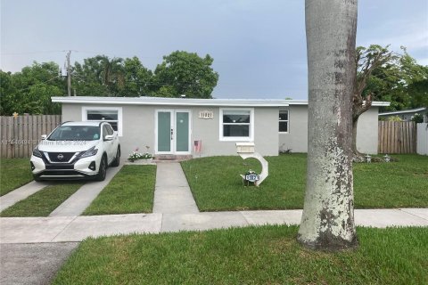 House in Miami, Florida 3 bedrooms, 124.12 sq.m. № 1329652 - photo 2