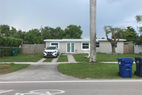 House in Miami, Florida 3 bedrooms, 124.12 sq.m. № 1329652 - photo 3