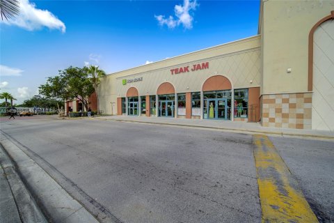 Immobilier commercial à vendre à North Miami Beach, Floride № 640487 - photo 3