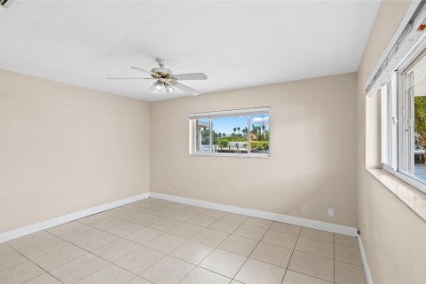 House in Wilton Manors, Florida 3 bedrooms, 198.81 sq.m. № 1179774 - photo 12