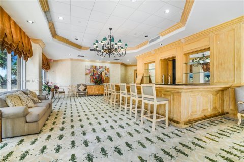 Condominio en venta en Surfside, Florida, 1 dormitorio, 106.84 m2 № 925033 - foto 2