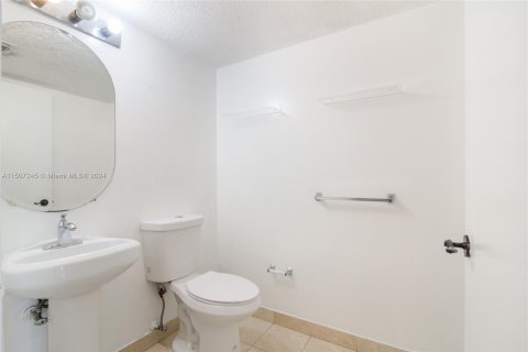 Condominio en venta en Surfside, Florida, 1 dormitorio, 106.84 m2 № 925033 - foto 12