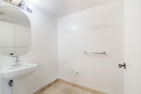 Condominio en venta en Surfside, Florida, 1 dormitorio, 106.84 m2 № 925033 - foto 13