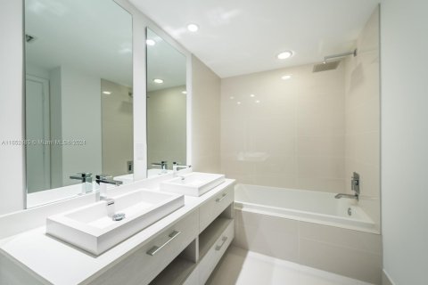 Condo in Miami, Florida, 1 bedroom  № 1347913 - photo 17