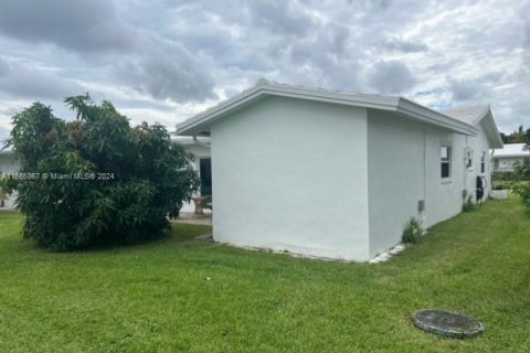 House in Tamarac, Florida 2 bedrooms, 113.9 sq.m. № 1380377 - photo 12