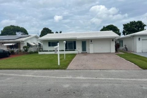 House in Tamarac, Florida 2 bedrooms, 113.9 sq.m. № 1380377 - photo 5