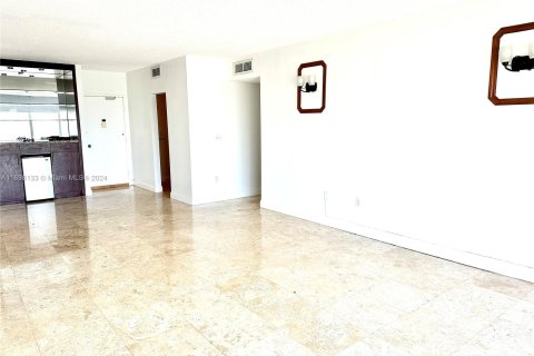 Condo in Sunny Isles Beach, Florida, 2 bedrooms  № 1310250 - photo 7