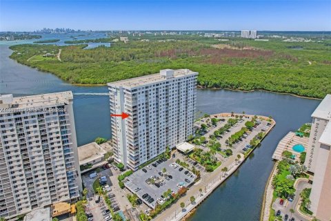 Condo in Sunny Isles Beach, Florida, 2 bedrooms  № 1310250 - photo 15