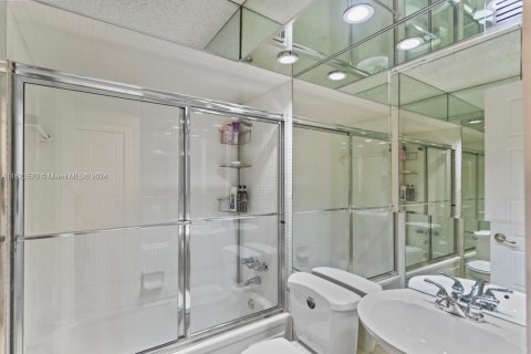 Condo in Hallandale Beach, Florida, 2 bedrooms  № 1271670 - photo 16