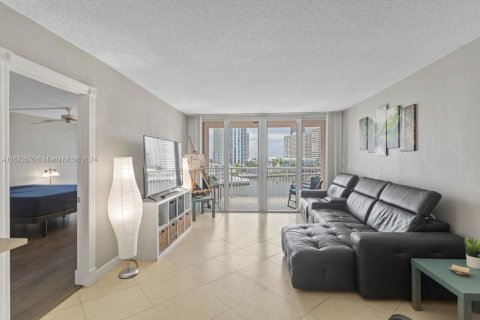 Condominio en venta en Hallandale Beach, Florida, 2 dormitorios, 104.52 m2 № 1271670 - foto 14