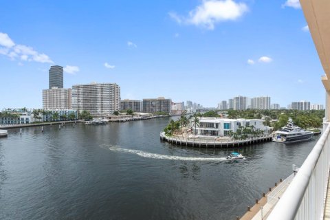 Condo in Hallandale Beach, Florida, 2 bedrooms  № 1271670 - photo 23