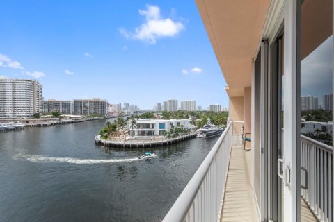 Condo in Hallandale Beach, Florida, 2 bedrooms  № 1271670 - photo 22