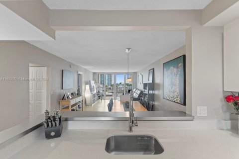 Condo in Hallandale Beach, Florida, 2 bedrooms  № 1271670 - photo 6