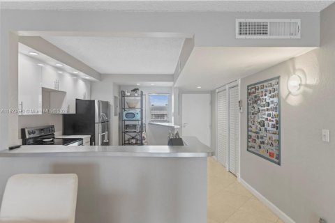 Copropriété à vendre à Hallandale Beach, Floride: 2 chambres, 104.52 m2 № 1271670 - photo 12