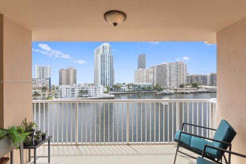 Condo in Hallandale Beach, Florida, 2 bedrooms  № 1271670 - photo 1