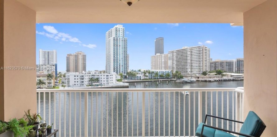 Condo à Hallandale Beach, Floride, 2 chambres  № 1271670