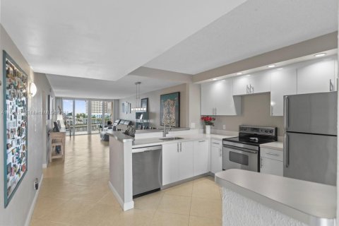 Condominio en venta en Hallandale Beach, Florida, 2 dormitorios, 104.52 m2 № 1271670 - foto 5