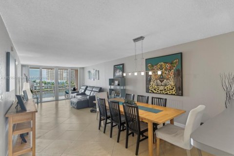 Condo in Hallandale Beach, Florida, 2 bedrooms  № 1271670 - photo 11