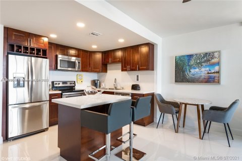 Condo in Hollywood, Florida, 2 bedrooms  № 827049 - photo 4