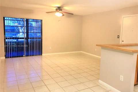 Condo in Tamarac, Florida, 2 bedrooms  № 991389 - photo 2