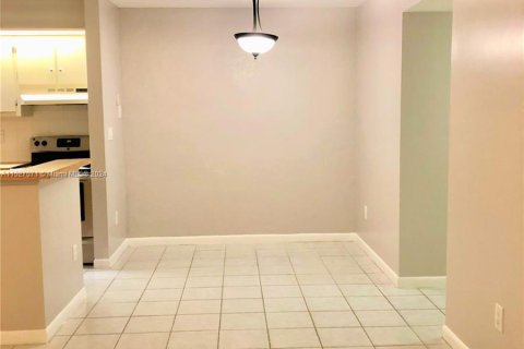 Condo in Tamarac, Florida, 2 bedrooms  № 991389 - photo 3