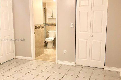 Condo in Tamarac, Florida, 2 bedrooms  № 991389 - photo 10