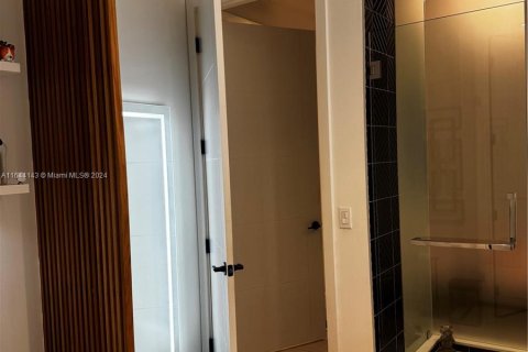 Condo in Miami Beach, Florida, 1 bedroom  № 1327805 - photo 17