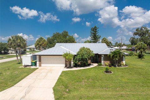 House in Port Charlotte, Florida 3 bedrooms, 203.18 sq.m. № 1350308 - photo 1