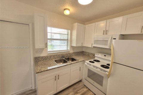 Condo in Lauderhill, Florida, 2 bedrooms  № 1181337 - photo 1