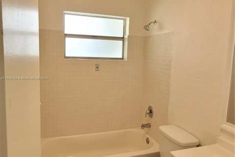 Condo in Lauderhill, Florida, 2 bedrooms  № 1181337 - photo 11