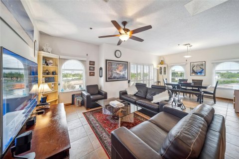 Copropriété à vendre à Surfside, Floride: 3 chambres, 150.5 m2 № 1181292 - photo 3