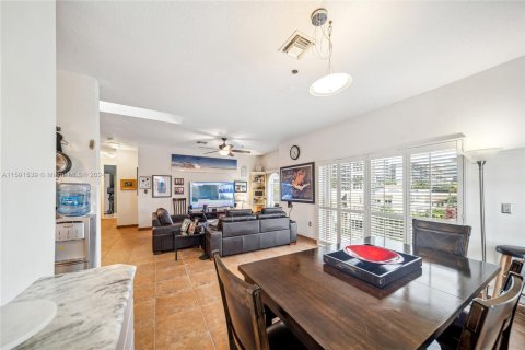 Copropriété à vendre à Surfside, Floride: 3 chambres, 150.5 m2 № 1181292 - photo 6