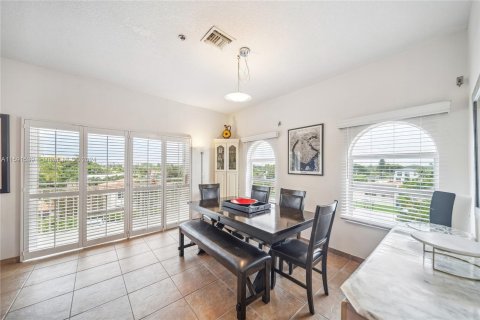 Condo in Surfside, Florida, 3 bedrooms  № 1181292 - photo 5