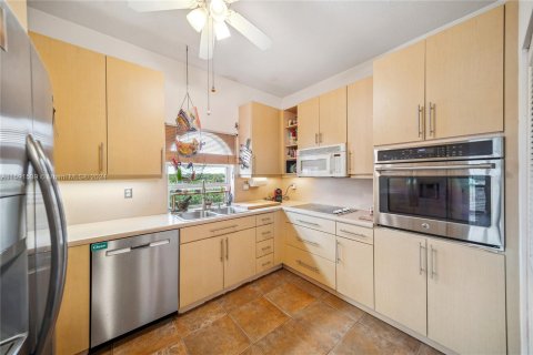 Condo in Surfside, Florida, 3 bedrooms  № 1181292 - photo 7