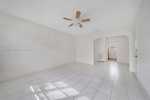 Propiedad comercial en venta en Miami, Florida № 1441621 - foto 28