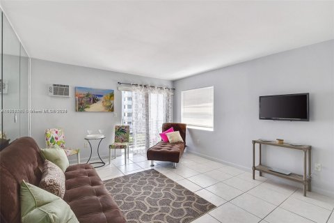 Condominio en venta en Miami Beach, Florida, 34.37 m2 № 1011330 - foto 1