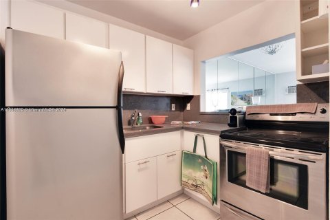 Condominio en venta en Miami Beach, Florida, 34.37 m2 № 1011330 - foto 2