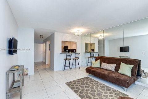 Condominio en venta en Miami Beach, Florida, 34.37 m2 № 1011330 - foto 3