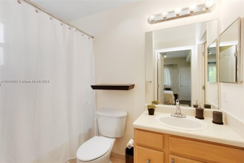 Condo in South Miami, Florida, 2 bedrooms  № 1380476 - photo 15