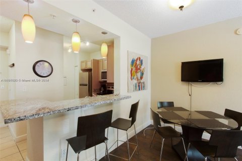 Condo in South Miami, Florida, 2 bedrooms  № 1380476 - photo 9