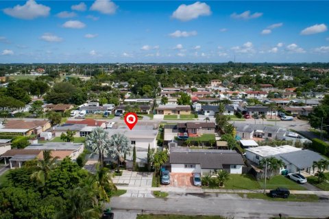 Casa en venta en Hialeah, Florida, 4 dormitorios, 233.28 m2 № 1372469 - foto 7