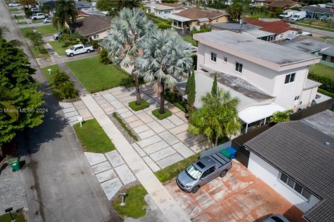 House in Hialeah, Florida 4 bedrooms, 233.28 sq.m. № 1372469 - photo 10