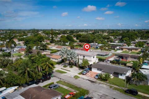 Casa en venta en Hialeah, Florida, 4 dormitorios, 233.28 m2 № 1372469 - foto 6