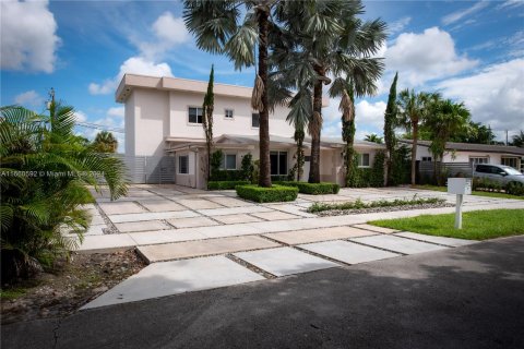 Casa en venta en Hialeah, Florida, 4 dormitorios, 233.28 m2 № 1372469 - foto 22