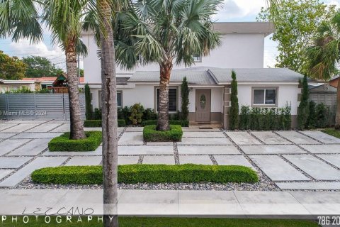 Villa ou maison à vendre à Hialeah, Floride: 4 chambres, 233.28 m2 № 1372469 - photo 1