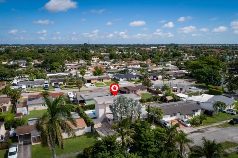 Villa ou maison à vendre à Hialeah, Floride: 4 chambres, 233.28 m2 № 1372469 - photo 8